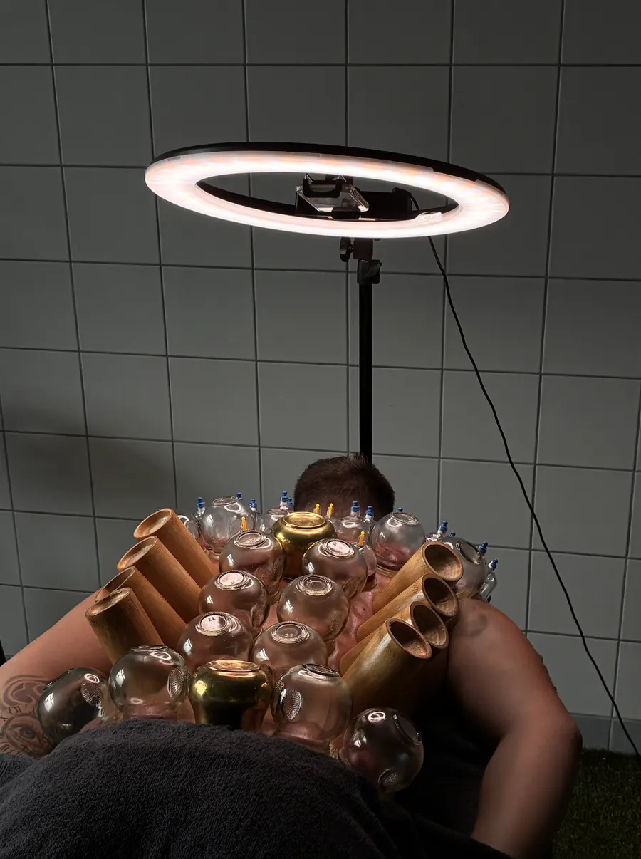 Dos couvert de ventouses en verre, en bambou et en laiton sous une lampe annulaire